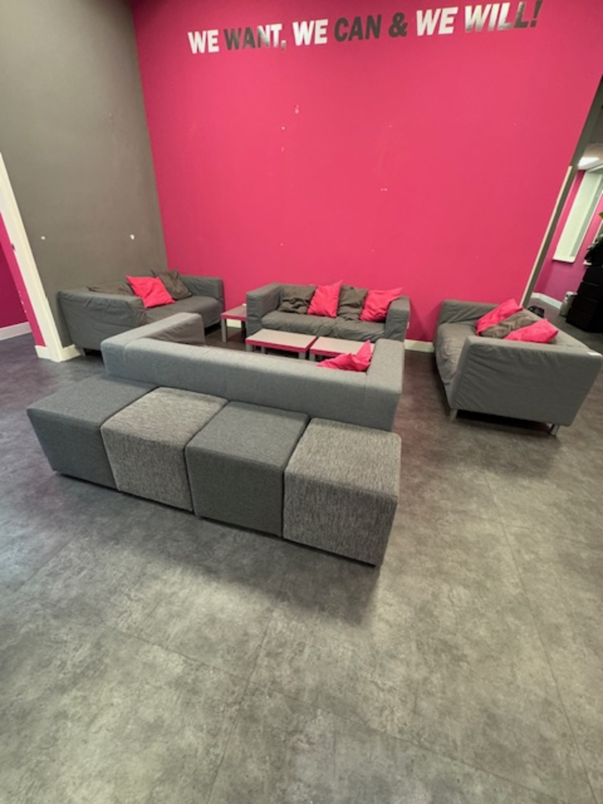 4x Bank Ikea, Klippan, grijs, met 4 hockers en 3 salontafels